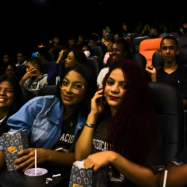 Sala de cinema cheia de crianças